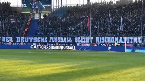 Banner im Stuttgarter Gästeblock sorgt für Verzögerung
