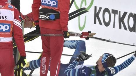 Alexander Bolshunov (l.) sorgte mit seiner Attacke für einen Eklat