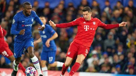 Antonio Rüdiger (L) im Zweikampf mit Robert Lewandowski