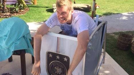 Deutschlands dritter Mann fürs Abwehrzentrum ist Per Mertesacker. Der entwickelte sich beim FC Arsenal zum echten Weltklasse-Verteidiger. Wurde dem ehemaligen Bremer von der englischen Boulevardpresse anfangs noch die "Grazilität eines kaputten Liegestuhls" attestiert, schmettern die Arsenal-Fans heute: "We have a big fucking German!" Steigerte mit seinem Eistonnen-Interview bei der WM noch seinen Kultfaktor