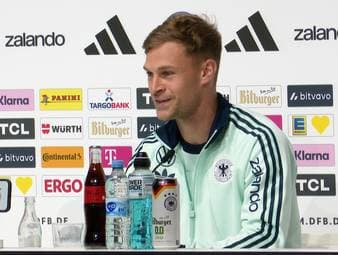 Auf das öffentliche Training vor der Abreise zur WM angesprochen, bestätigt DFB-Kapitän Joshua Kimmich, dass es für die anwesenden Fans Verpflegung auf Kosten der Nationalmannschaft geben soll - und verteilt eine kleine Spitze in Richtung der anwesenden Journalisten.