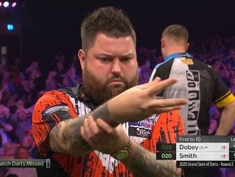 Michael Smith und Chris Dobey liefern sich eine Nervenschlacht im Decider und brauchen 21 Matchdarts, um das Achtelfinale beim Grand Slam of Darts zu entscheiden.