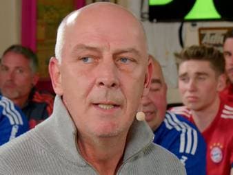 Ein Fehler von Manuel Neuer führt zum zwischenzeitlichen 1:0 für Arsenal gegen Bayern. Daraufhin wird im Fantalk über die mögliche WM-Teilnahme des Deutschen diskutiert. 