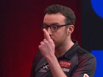 Niko Springer zeigt gegen Stephen Bunting eine bärenstarke Leistung und zieht ins Achtelfinale der European Darts Trophy ein. Im Decider muss der Caller eingreifen und das Göttinger Publikum aufgrund von Pfiffen gegen Bunting ermahnen.
