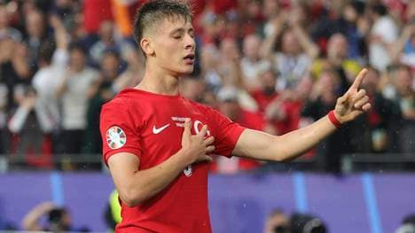 Arda Güler wird nach seinem Tor gegen Georgien gefeiert