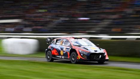 Thierry Neuville führt die Central European Rallye an
