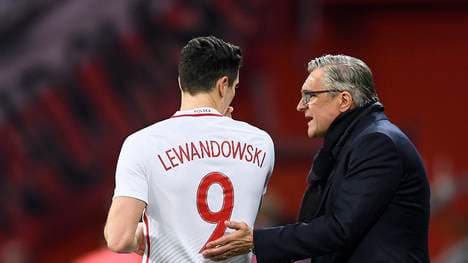 Robert Lewandowski (l.) ist für Adam Nawalka die "beste Nummer 9 der Welt"