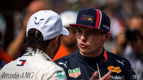 Max Verstappen (r.) hat Lewis Hamilton schon vor der Saison den Kampf angesagt