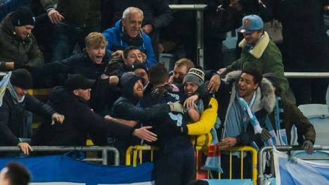Markus Rosenberg wird nach seinem Last-Minute-Tor gefeiert