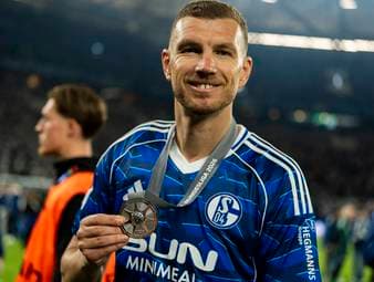 Edin Dzeko bleibt auf Schalke. Mit 40 Jahren soll der Torjäger auch im Fußball-Oberhaus nochmal für Furore in Königsblau sorgen.