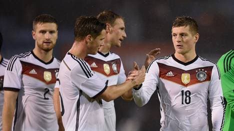 Toni Kroos (r.) klatscht mit Erik Durm (2. v. l.) ab