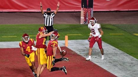 Amon-Ra St. Brown (Nr. 8) von den USC Trojans feiert einen seiner vier Touchdowns
