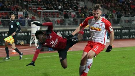 Nürnbergs Edgar Salli (l.) rettet mit seinem Tor zum Endstand einen Punkt gegen Regensburg