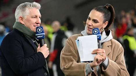 Gewohnt launig unterwegs: Das ARD-Duo Bastian Schweinsteiger und Esther Sedlaczek