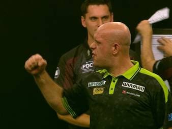 Michael van Gerwen schlägt beim Grand Slam of Darts Gary Anderson mit 5:2 und sorgt damit für ein deutsches Achtelfinale zwischen Lukas Wenig und Niko Springer.