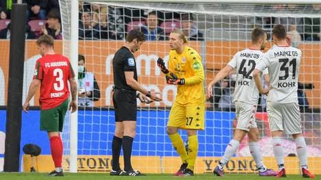 Schiedsrichter Matthias Jöllenbeck entschied auf Strafstoß