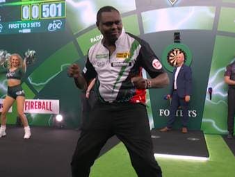 David Munyua scheidet in der zweiten Runde der Darts-WM klar gegen Kevin Doets aus. Doch der Kenianer brachte noch einmal ordentlich Stimmung in den Ally Pally. 