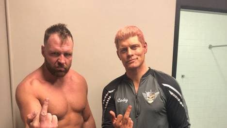 Jon Moxley (l.) und AEW-Vizechef Cody Rhodes twitterten nach Double or Nothing einen Stinkefinger-Gruß