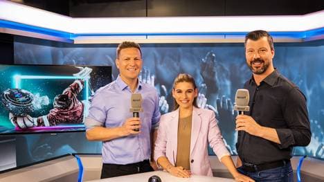 Basti Schwele (v.l.), Jana Wosnitza und Rick Goldmann begleiten für SPORT1 die WM
