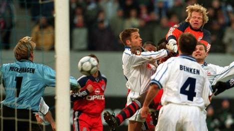 Oliver Kahn (r.) faustet den Ball ins Tor