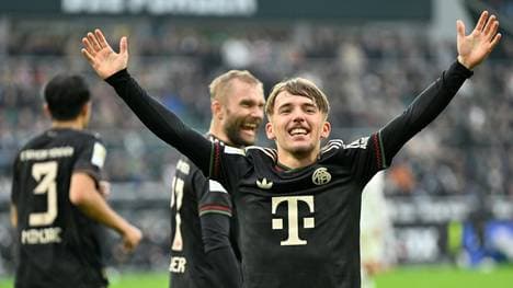 Karl bejubelt seinen Treffer in Mönchengladbach