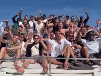 Nach dem Aufstieg in die Bundesliga und der Meisterschaft in der 2. Bundesliga, belohnen sich die Profis des FC Schalke 04 mit einem Kurztrip nach Ibiza. Dort geht die Party munter weiter.