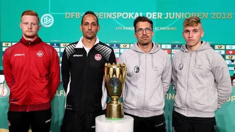 Der 1. FC Kaiserslautern (l.: Kapitän Paul Willl und Trainer Marco Laping) und der SC Freiburg (r.:Trainer Thomas Stamm und Kapitän Luca Herrmann)  spielen um den U19-DFB-Vereinspokal