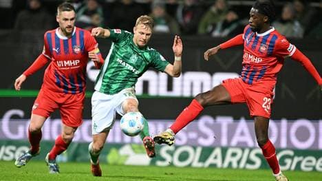 Marco Grüll (m.) legte einen starken Auftritt gegen Heidenheim hin