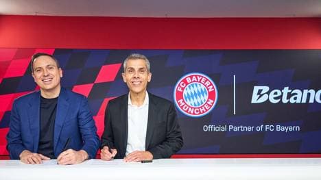 Der CEO von Kaizen Gaming, George Daskalakis (l.), und der stellvertretende Vorstandsvorsitzende des FC Bayern, Dr. Michael Diederich (r.), unterzeichnen den Partnerschaftsvertrag zwischen Betano und dem FC Bayern