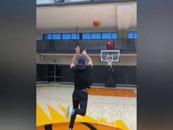 Bei seinem Besuch bei den Phoenix Suns greift Formel-1-Pilot Daniel Ricciardo selbst zum Basketball - und verwandelt einen irren Wurf von der Mittellinie.