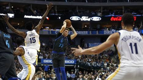 Luka Doncic (m.) trumpft in der NBA groß auf