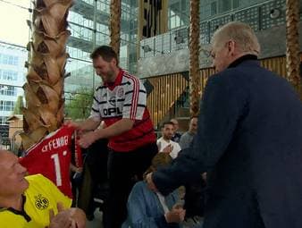 Im SPORT1 Doppelpass hängt ein Trikot von Stefan Effenberg an einer Palme. Der Experte unterschreibt es in der laufenden Sendung.