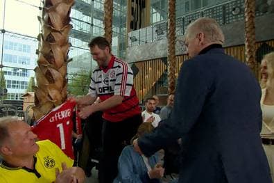 Mitten in Live-Sendung: Fan bittet Effe um Autogramm