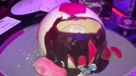 Das Dessert auf der Bayern-Party: Ein Zucker-Fußball mit Überraschungseffekt