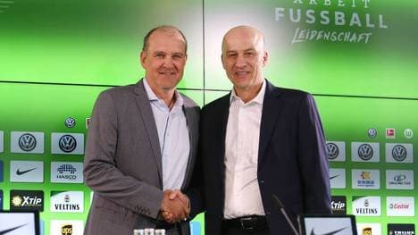 Frank Witter (r.) stärkt Jörg Schmadtke (l.) den Rücken