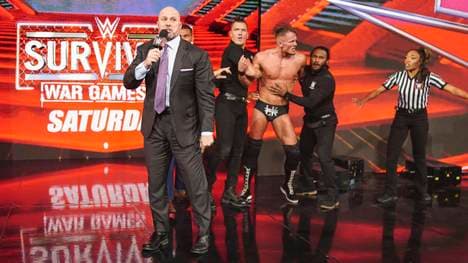 Adam Pearce (l.) steckte Ludwig Kaiser (hinten) am Montag bei RAW in sein bislang größtes WWE-Match