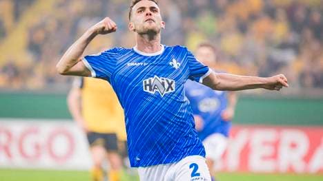 Tobias Kempe freut sich über ein Tor von Darmstadt 98