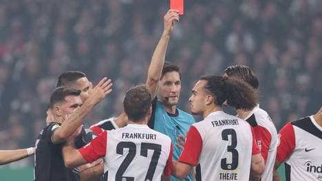 Schiedsrichter Dr. Matthias Jöllenbeck (M.) blieb nichts anderes übrig, als Arthur Theate vom Platz zu stellen