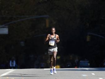 Anfang März wurden bereits 27 kenianische Läuferinnen und Läufer von der Athletics Integrity Unit wegen Dopings suspendiert. Nun wurde auch dem Sieger des New York City Marathon 2021, Albert Korir, der Gebrauch von EPO nachgewiesen.