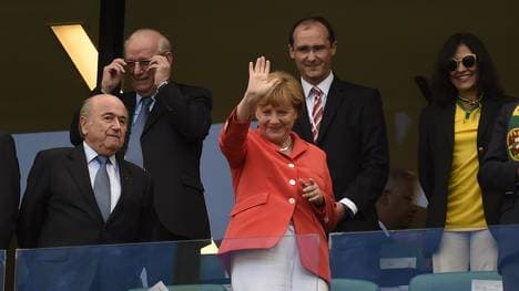 Bundeskanzlerin Angela Merkel und Ex-FIFA-Präsident Sepp Blatter bei der WM 2014