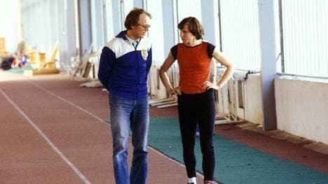 Marita Koch (re.) im Gespräch mit ihrem Trainer Wolfgang Meier (beide Empor Rostock) Leichtathletik Damen Sprint 1983, Kurzstrecke, Langsprint, Training, Hallentraining, Halle, Indoor, Vdia Gruppe Rostock