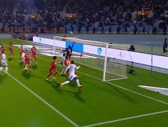 Ruben Neves überrascht in der Saudi Pro League einen ehemaligen Torhüter aus der Bundesliga mit einem Kunstschuss - und darf sich anschließend ausgelassen freuen. 