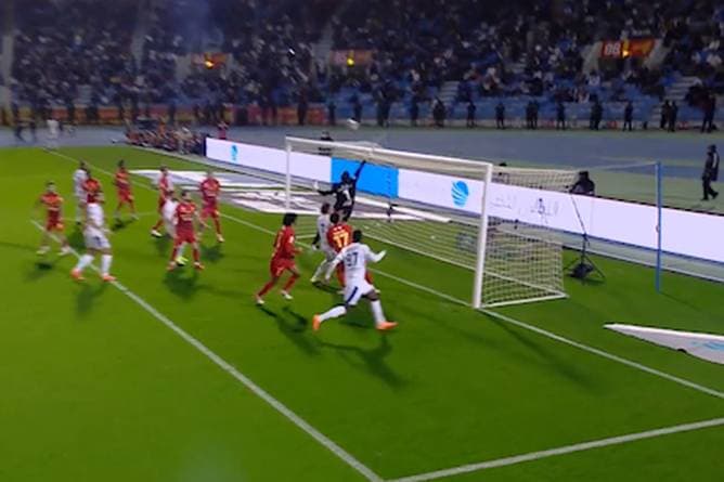 Was für ein Kunstschuss von der Eckfahne!