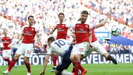 Shkodran Mustafi (r.) verschuldete mit einem Rempler gegen Harry Kane den Elfmeter