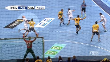 Uwe Gensheimer schlägt Kiels Rene Toft Hansen