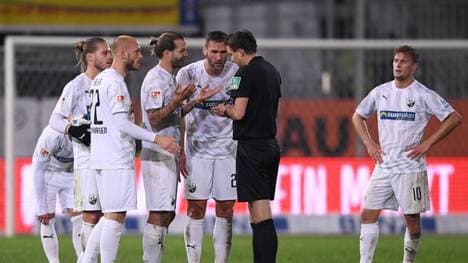 SANDHAUSEN, GERMANY - OCTOBER 28: Players of Sandhausen discuss with referee Lasse Koslowski after Sandhausen's Ivan Paurevic (3R) is sent off during the Second Bundesliga match between SV Sandhausen and SV Wehen Wiesbaden at BWT-Stadion am Hardtwald on October 28, 2019 in Sandhausen, Germany. (Photo by Alex Grimm/Bongarts/Getty Images)