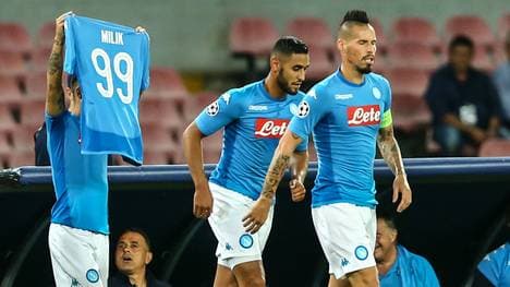 Lorenzo Insigne hält das Trikot von Arkadiusz Milik hoch - im ertsen Anlauf klappte das nicht