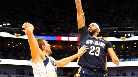 Dirk Nowitzki (l.) und seine Dallas Mavericks treffen starke 22 Dreier gegen die Pelicans
