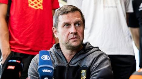 Alan Ibrahimagic während einer Pressekonferenz in Riga