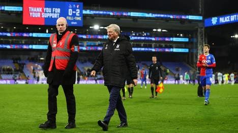Crystal Palace Chef-Coach wurde mit einem Gegenstand von einem Fan beworfen